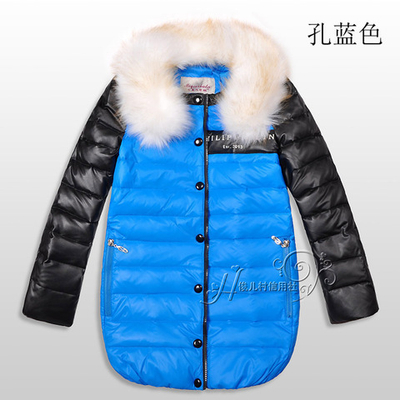 Пуховик детский контрастных цветов с меховой оторочкой