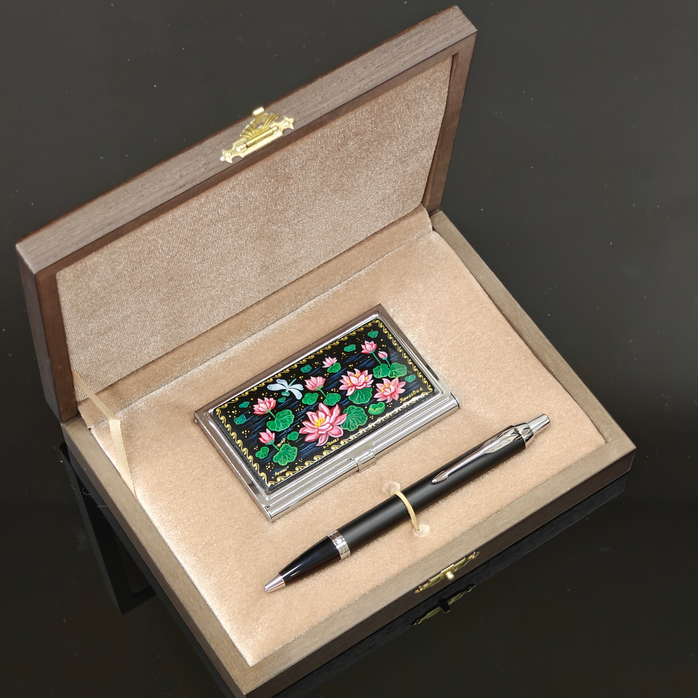 Набор подарочный "Лотосы" визитница персональная с ручной росписью и ручка Parker