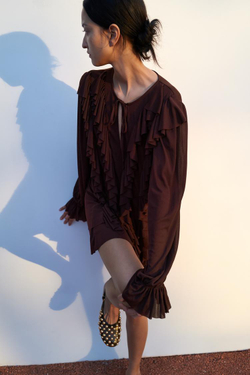 ZARA КОРОТКОЕ ПЛАТЬЕ С ВОЛАНАМИ, ШОКОЛАДНЫЙ