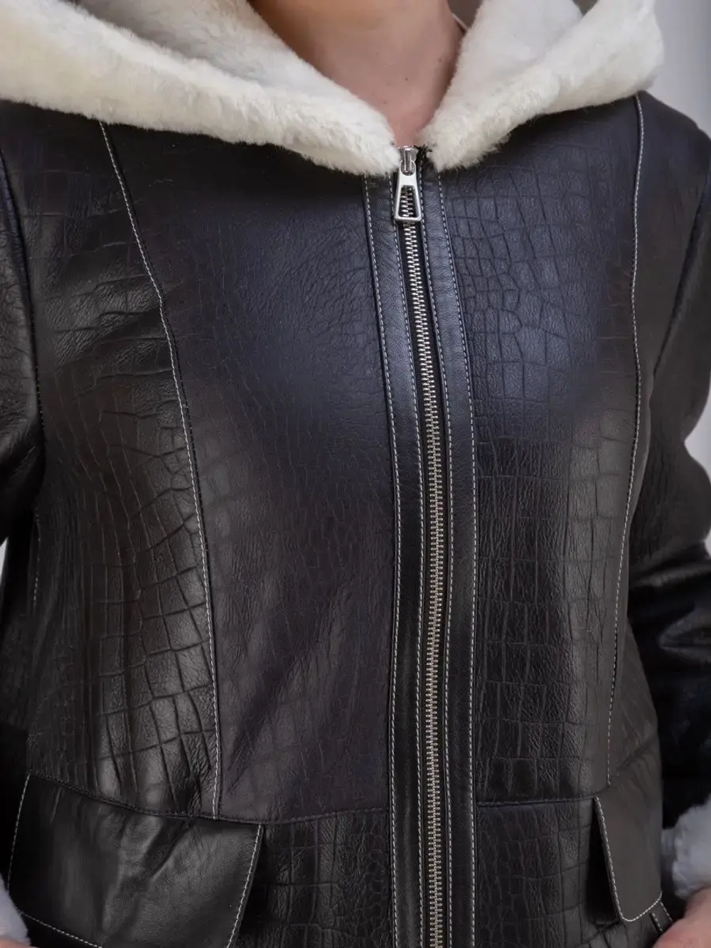 Дубленка зимняя натуральная с капюшоном