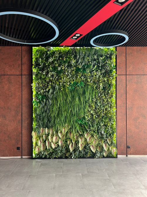 Вертикальное озеленение искусственными растениями автосалона «100 машин»