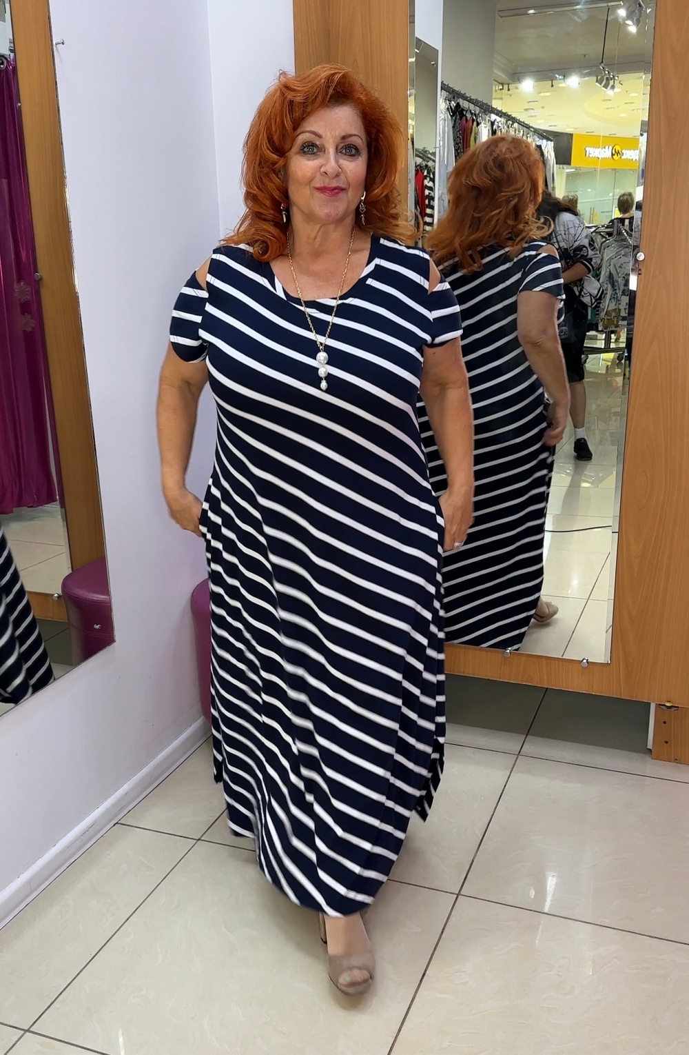 Трикотажное платье в полоску по диагонали с вынутыми плечиками и подвеской