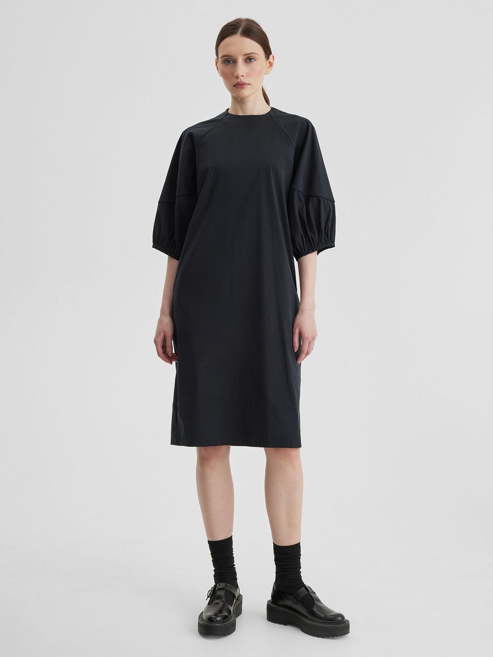 Платье черного цвета с отделкой кантом