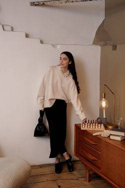 Шелковая юбка, юбка миди, женская юбка, легкая юбка, струящаяся юбка, стильная юбка, юбка для дома, комфортная юбка, юбка на лето, юбка для отдыха, модная юбка, юбка из шелка, юбка для выхода, юбка на каждый день, элегантная юбка, юбка на резинке, свободная юбка, длинная юбка, юбка для особых случаев, юбка для свидания, домашняя юбка, струящаяся юбка, актуальная юбка, чёрная юбка, домашняя чёрная юбка, чёрная юбка миди, чёрная шелковая юбка.