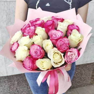 Букет из 25 белых и розовых роз (Кения 40 см)