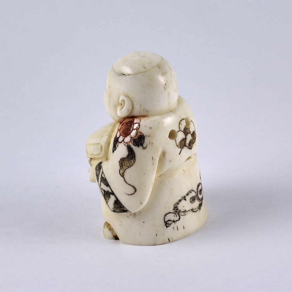 Нэцкэ Молодой монах с книгами