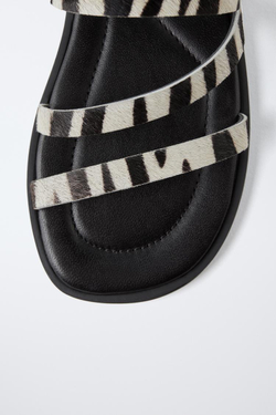 ZARA КОЖАНЫЕ САНДАЛИИ С АНИМАЛИСТИЧЕСКИМ ПРИНТОМ, ЧЕРНЫЙ