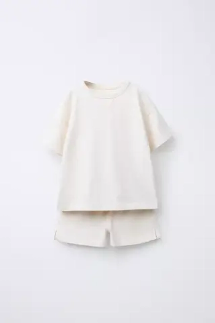 ZARA КОМПЛЕКТ ИЗ ОДНОТОННОЙ ФУТБОЛКИ И ШОРТОВ-БЕРМУДОВ, ЭКРЮ