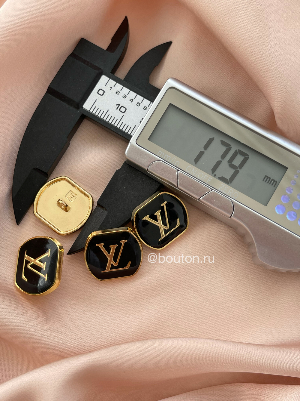 Пуговицы Лв. Черные Эмаль золото 18 мм