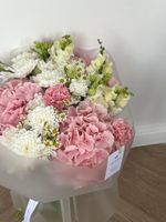 Сборный  букет из гортензии, хризантемы, ромашки и лизиантуса