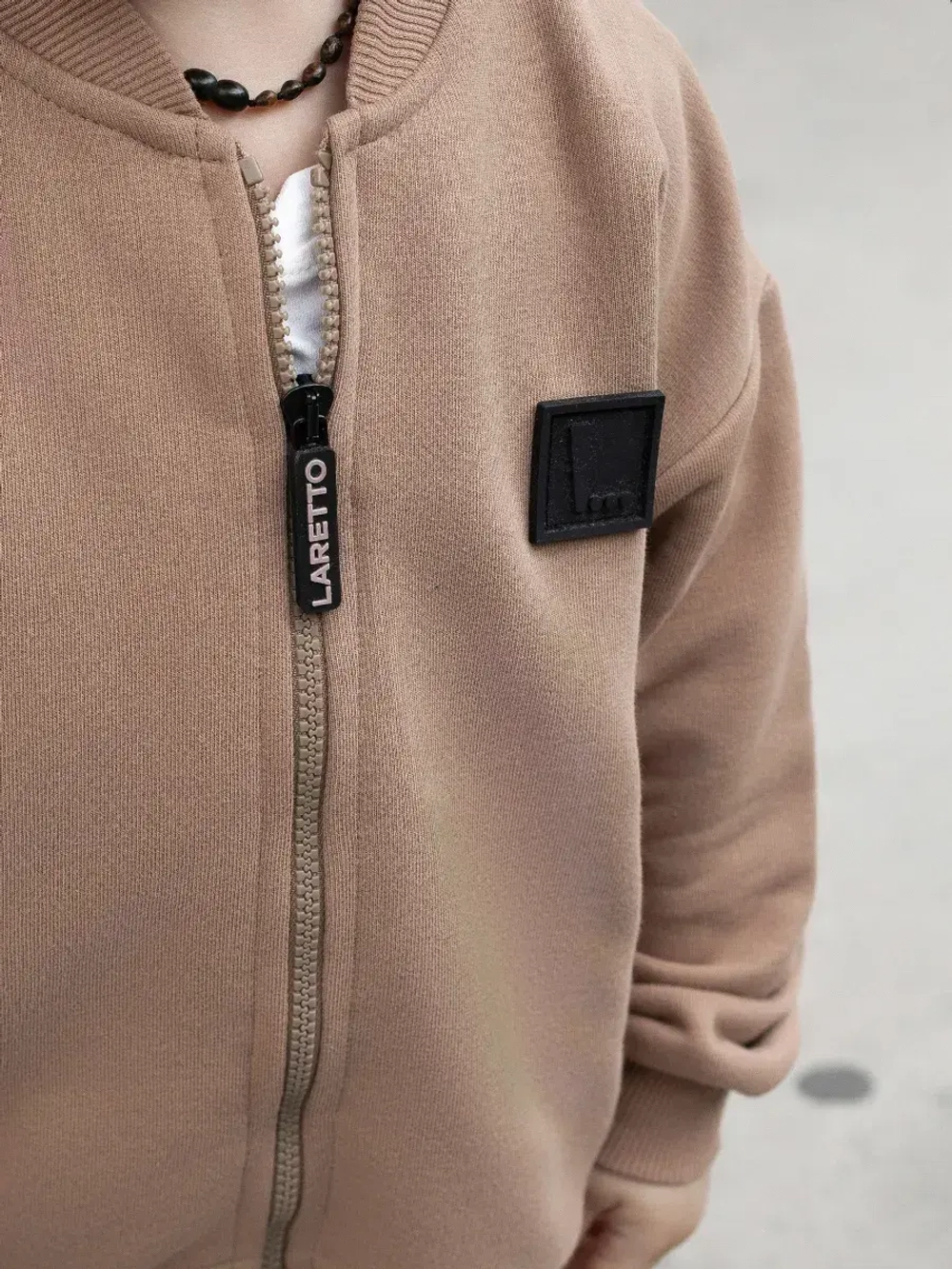 Бежевый спортивный костюм для мальчика в школу