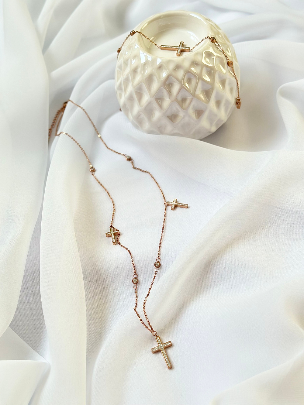 Цепь тонкая с кристаллами с крестом со стразами, оттенок розовое золото. Сталь.