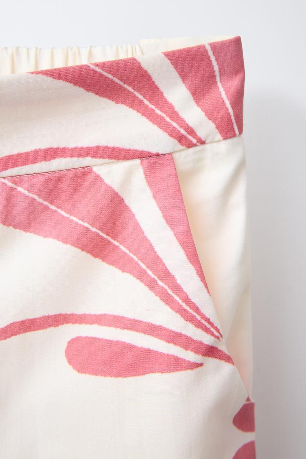 ZARA БРЮКИ ПРЯМОГО КРОЯ С ЦВЕТОЧНЫМ ПРИНТОМ, РОЗОВЫЙ