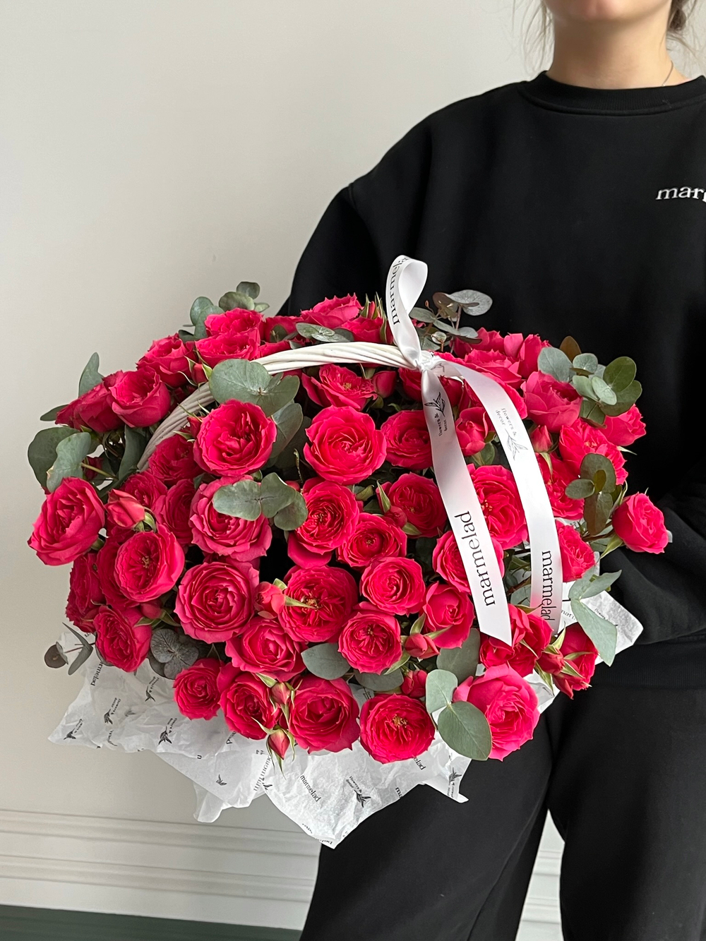 Цветочная корзина из розовых кустовых роз и эвкалипта размер M