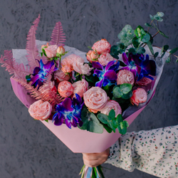 79. Необычный нежный букет с синими орхидеями