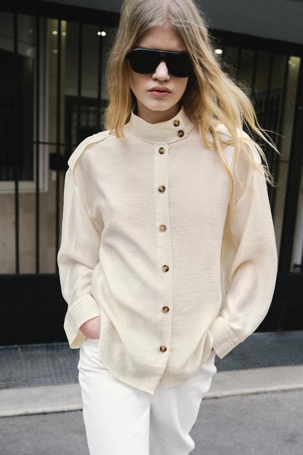 ZARA СТРУЯЩАЯСЯ РУБАШКА С ВОРОТНИКОМ-СТОЙКОЙ, ЭКРЮ