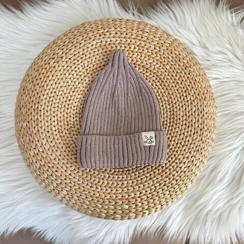 Мягкая вязаная шапочка