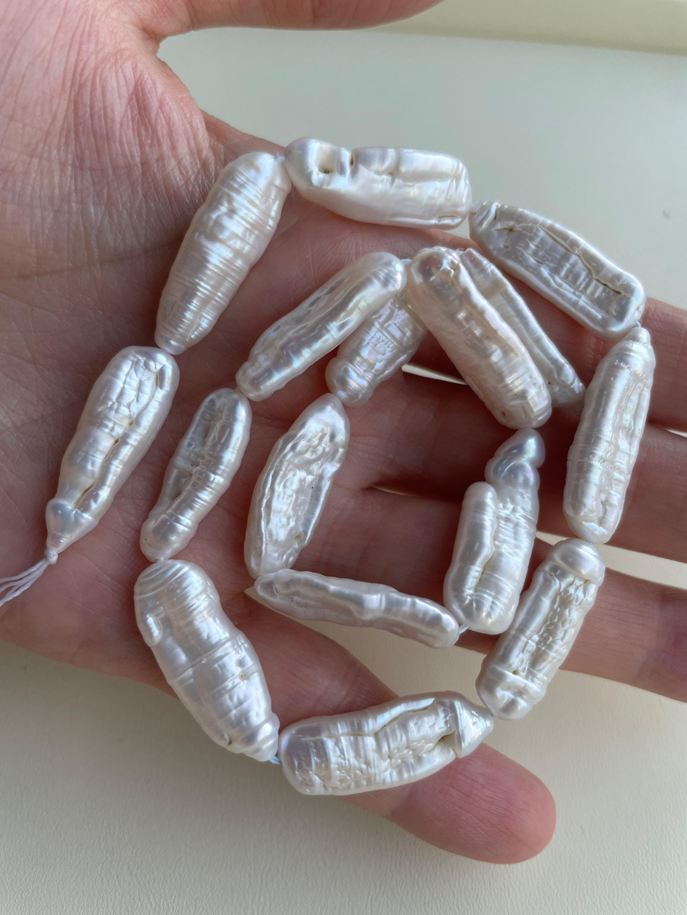 1129 Жемчуг бусина прямоугольная палочка 25*9мм, белая, шт