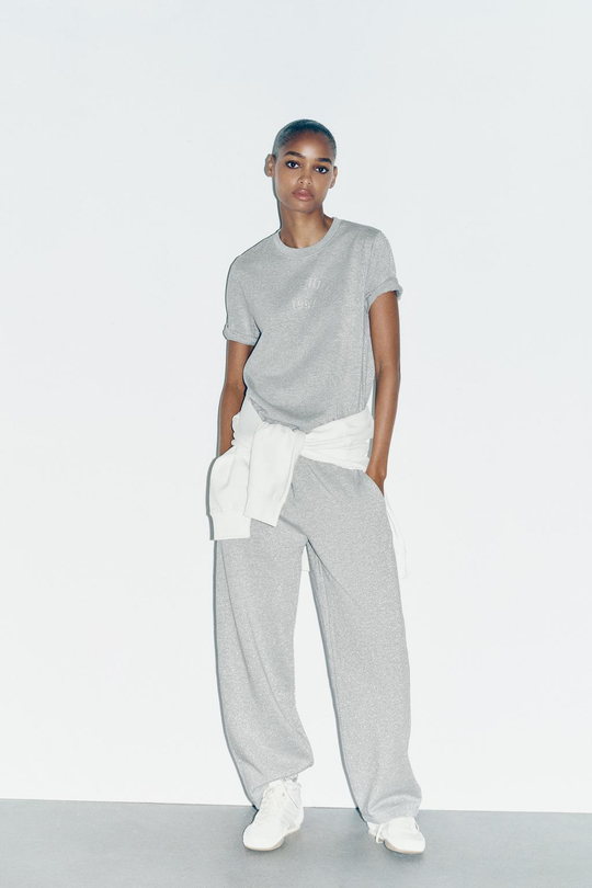 ZARA ФУТБОЛКА С МЕТАЛЛИЗИРОВАННОЙ НИТЬЮ, СЕРЫЙ МЕЛАНЖ