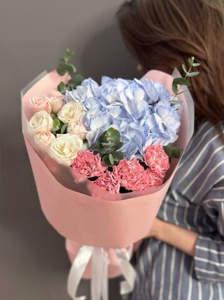 Авторский букет с гортензией и диантусами