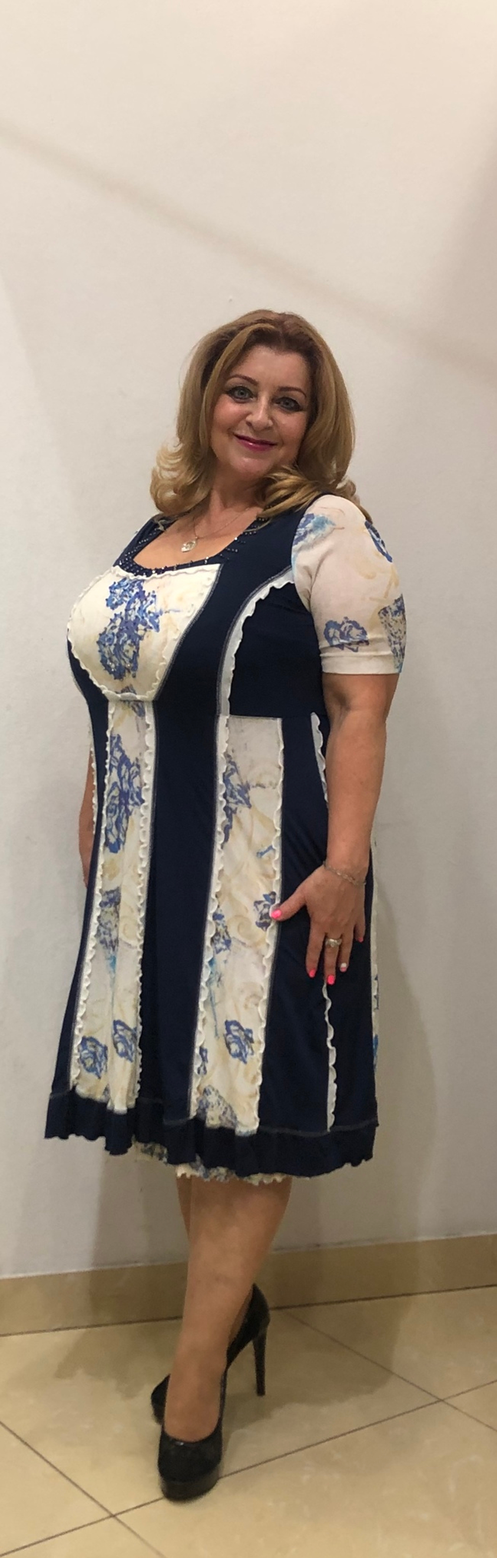 Нарядное летнее платье с вертикальными вставками