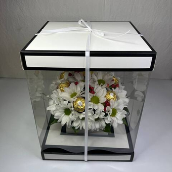 Сладкий букет в подарочной коробке из хризантемы с конфетами Rocher "Счастье"