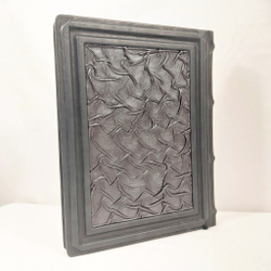 Книга в переплёте из натуральной кожи "Афоризмы великих педагогов"