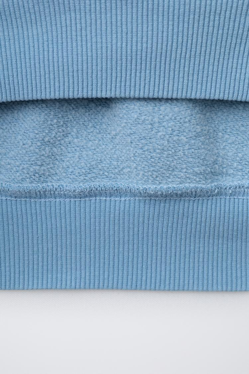 ZARA ТОЛСТОВКА С ТЕКСТОВЫМ ПРИНТОМ, СИНИЙ