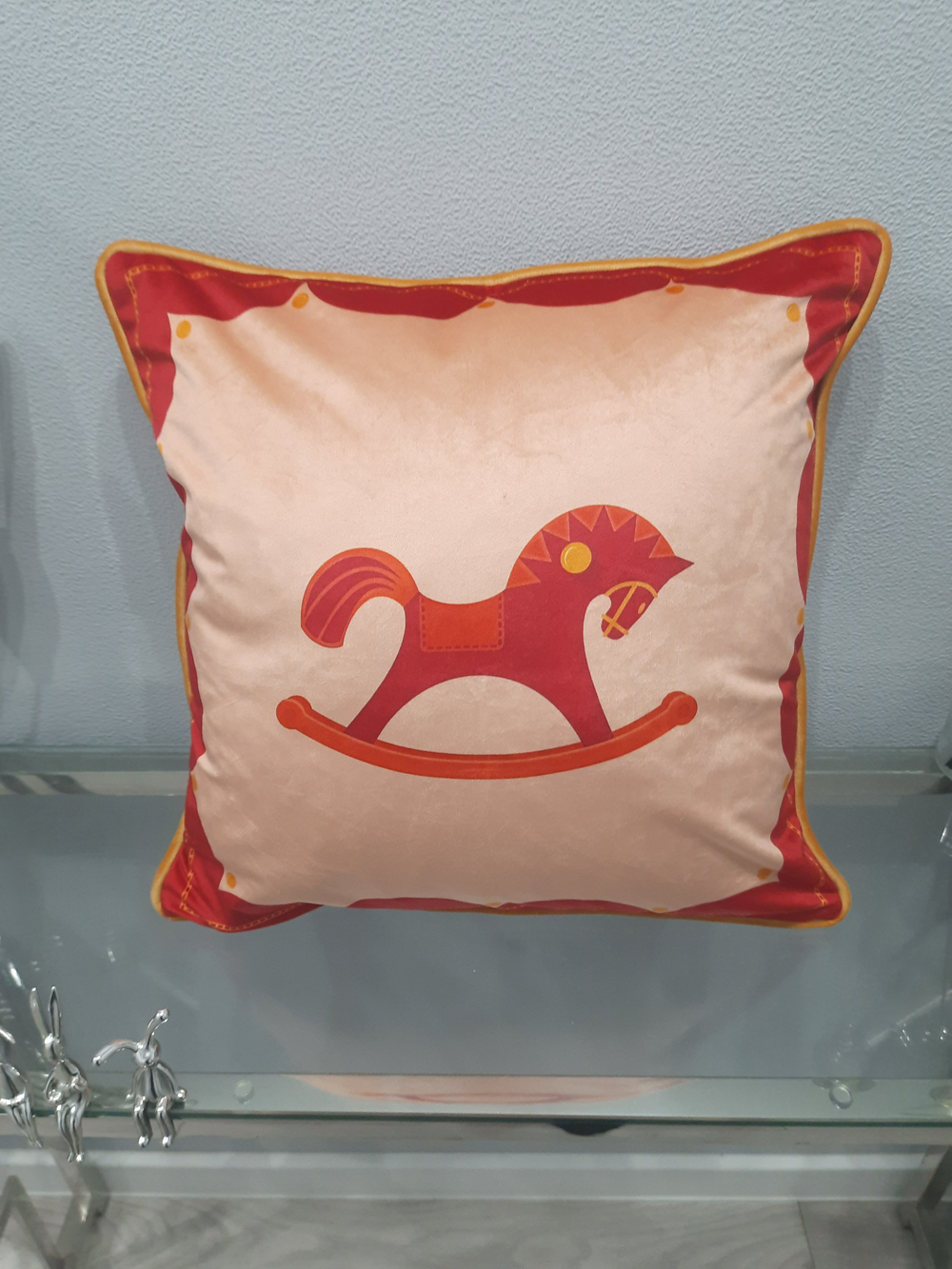 Подушка бархатная с красной лошадкой