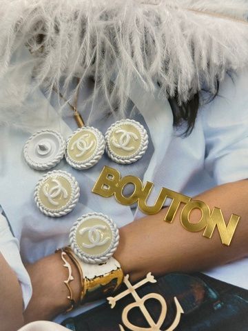 Пуговицы Шан. белые матовые с молочной эмалью