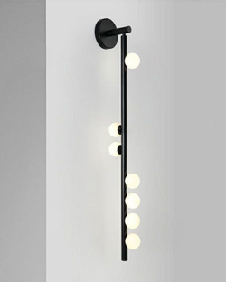 Вертикальное настенное бра в современном стиле