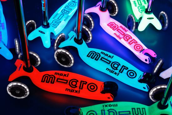 Самокат Maxi Micro Deluxe Glow (светящийся) LED синий кристалл