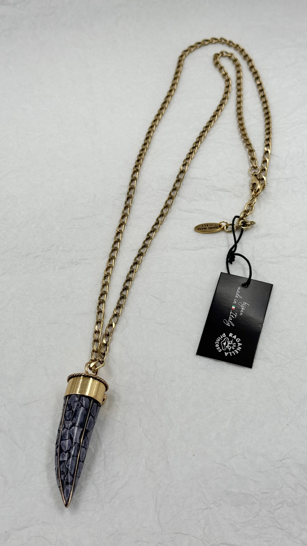 Кулон клык с прессованным аметистом на длинной золотой цепочке