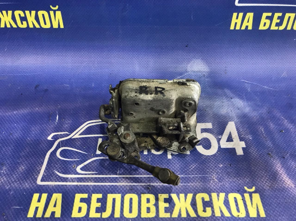 Замок двери задней правой MITSUBISHI PAJERO 1990