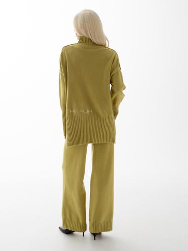 Салатовый трикотажный костюм с широкими резинками