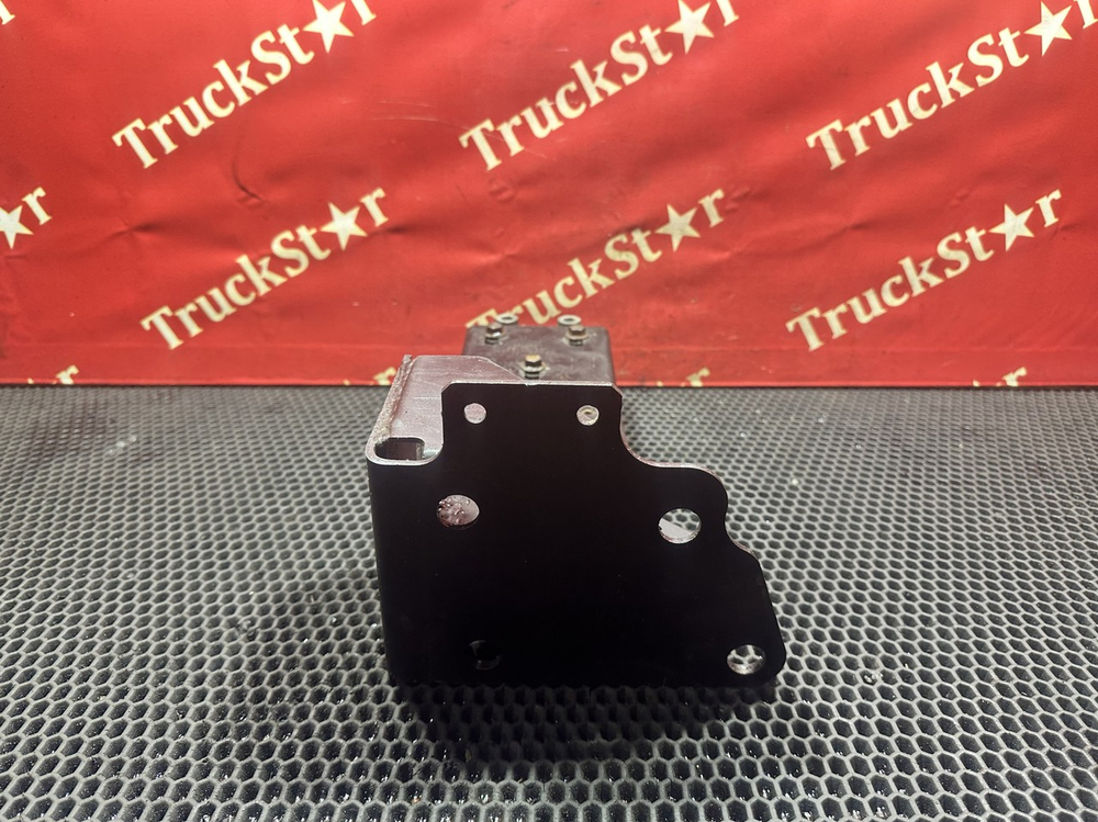 Кронштейн корпуса подножки правый 2023г.