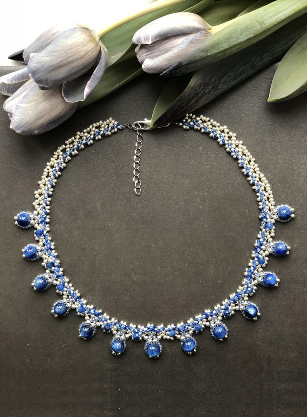 Колье "Черепица" ручной работы из бисера и камня Кианит