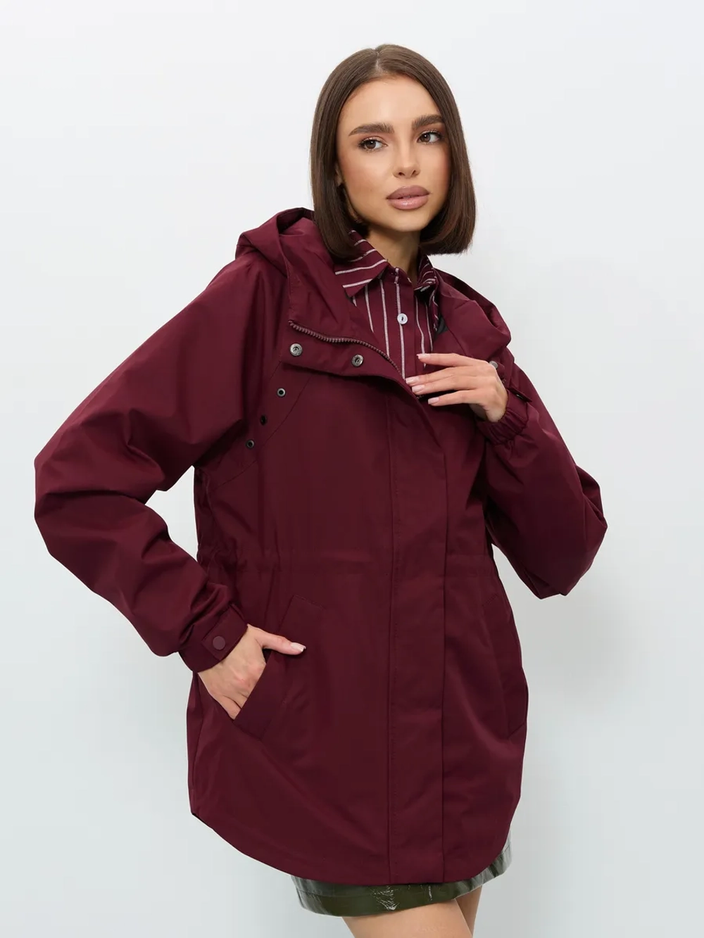 Ветровка с капюшоном удлиненная