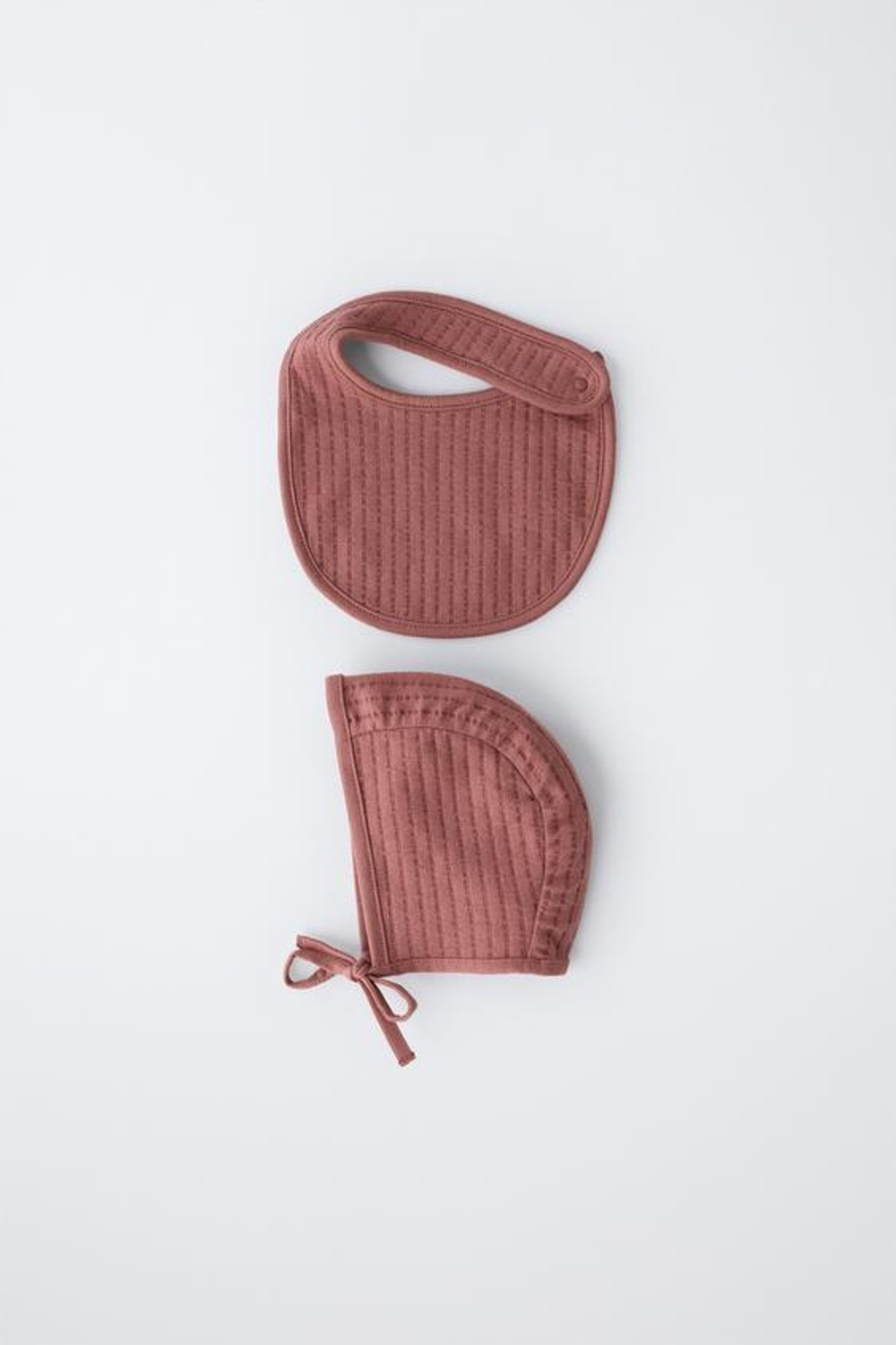 ZARA КОМПЛЕКТ ИЗ ЧЕПЧИКА И НАГРУДНИКА, МАЛИНОВЫЙ