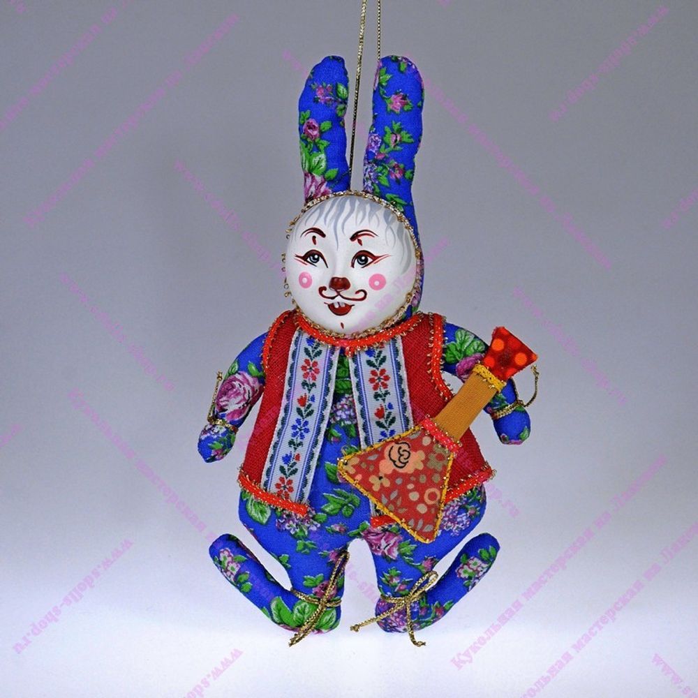 Ёлочная игрушка Кролик с музыкальным инструментом