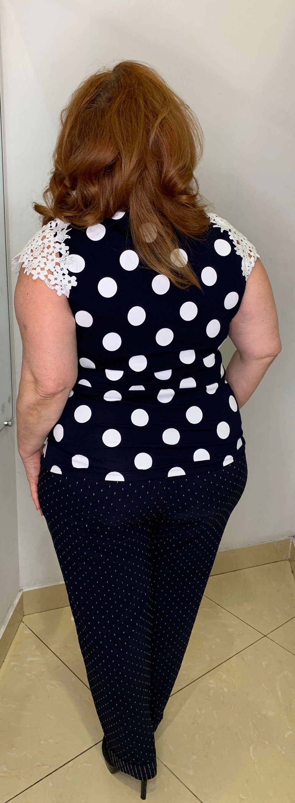 Темно-синяя футболка в белый горошек с ажурной отделкой