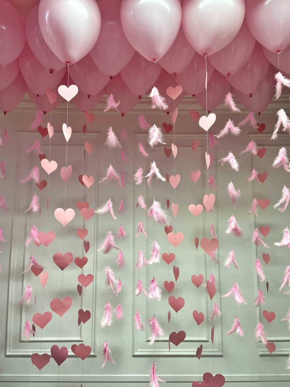 Облако шаров под потолок с перьями и сердечками