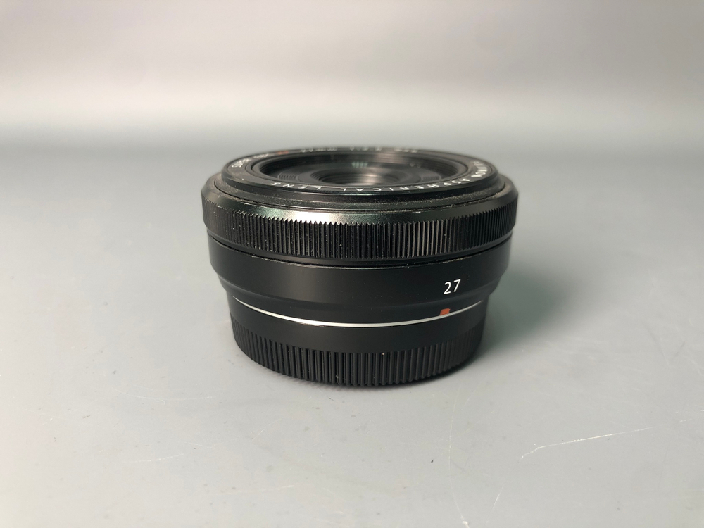 Fujifilm 27mm 2.8, царапина на линзе