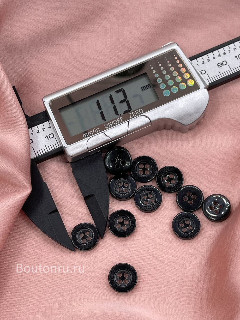 Пуговицы Гучч. на прокол черные