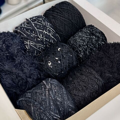 Набор летний итальянской фантазийной пряжи с Перьями для футболки, джемпера "ЧЕРНЫЙ ЛЕБЕДЬ с перьями"; Состав: хлопок, шёлк, пайетки, вискоза, люрекс, микрофибра, 1 метр перьев; Общий вес: 550 гр