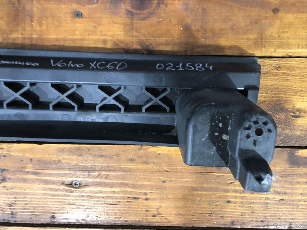 Направляющая пола багажника Volvo XC60 2 17- БУ Оригинал 32205625