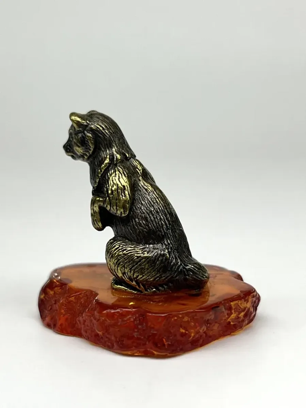 Бронзовая статуэтка на янтаре