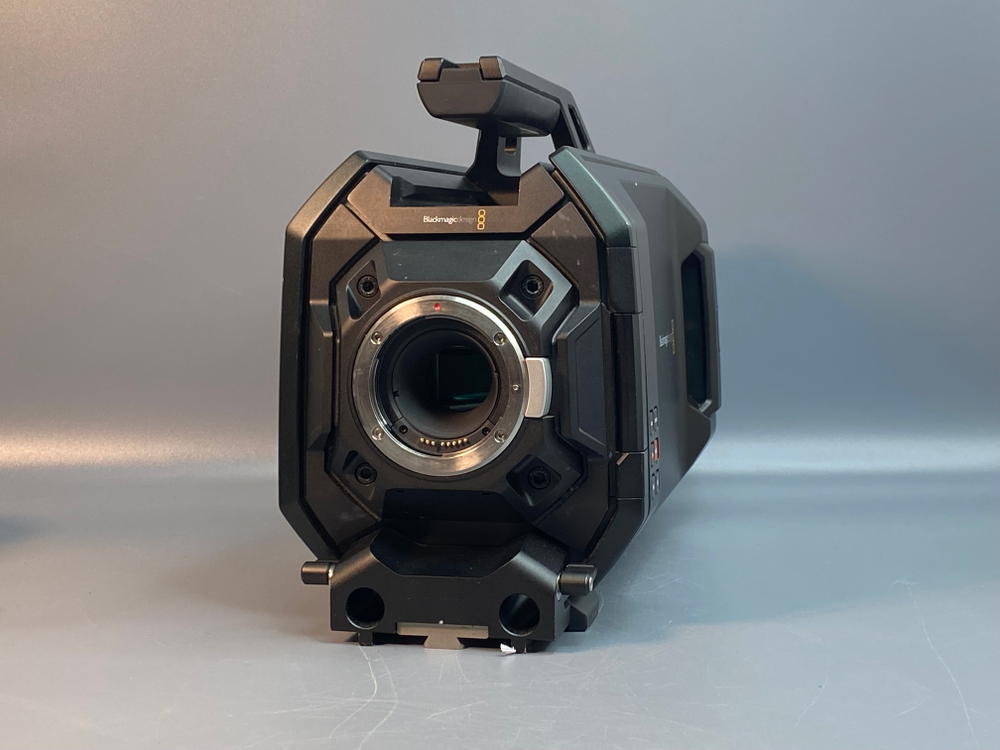 Blackmagic URSA Cine 12K LF Body Canon EF Не включается