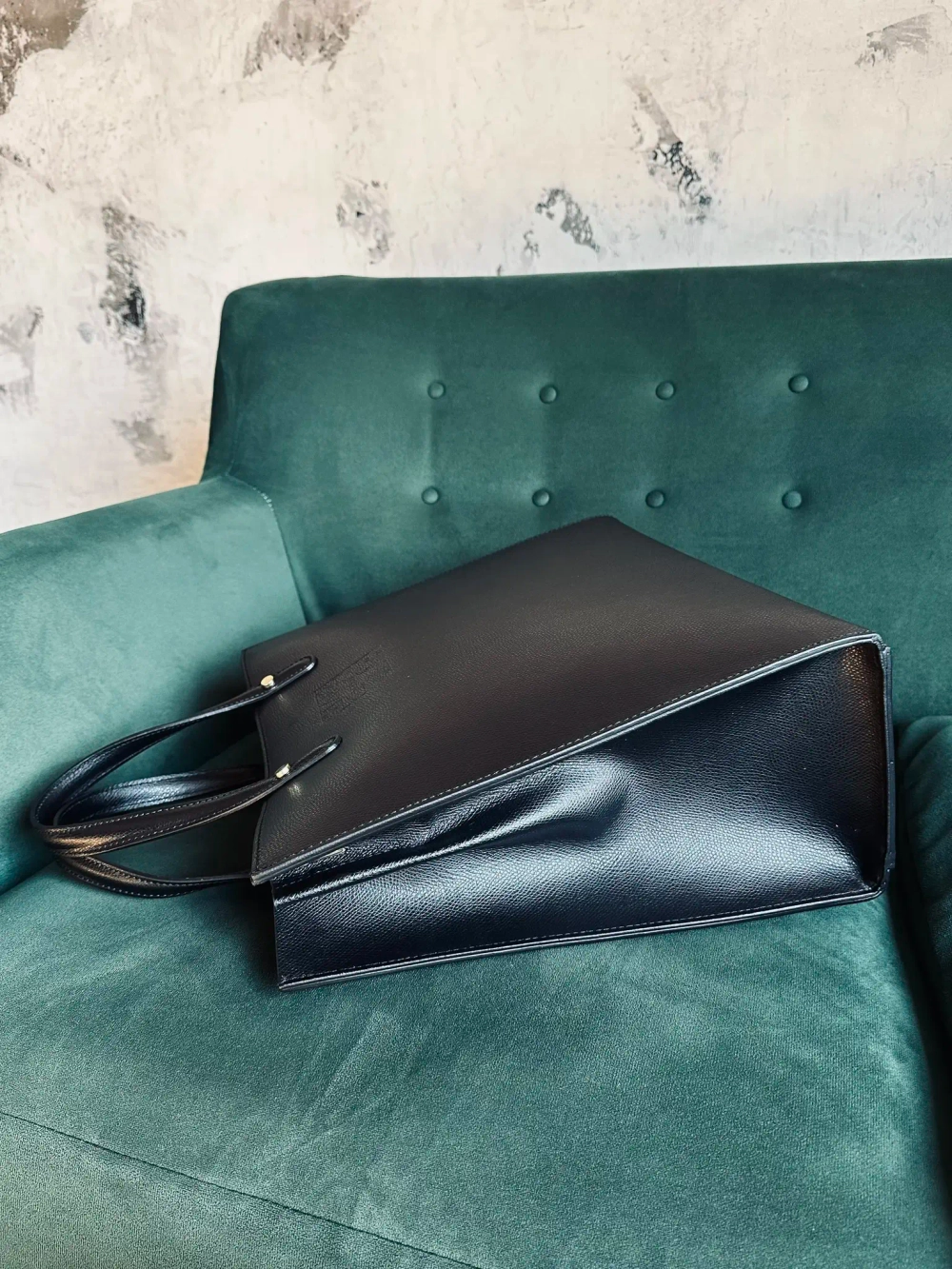 Женская черная форматная сумка из натуральной кожи "Сафьяно"