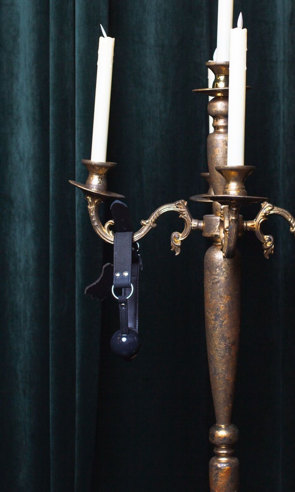 Черный силиконовый кляп-шар Scandal с ремешком из натуральной кожи (Цвет: черный)